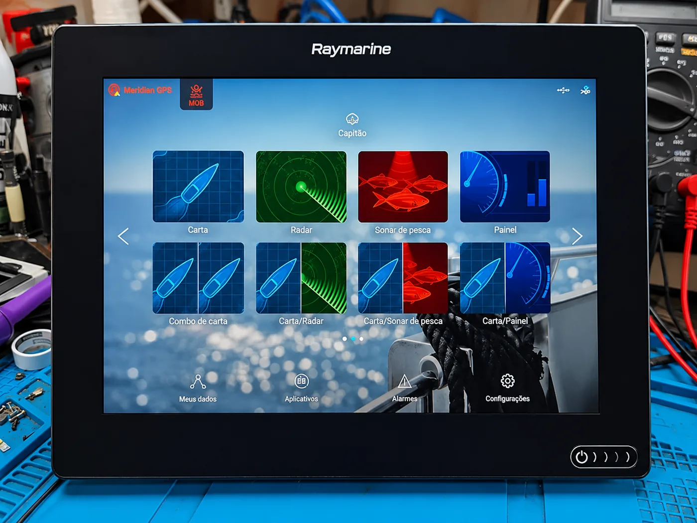 Equipamento náutico em manutenção